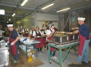 volontari dello stand gastronomico della sagra del rosario di torri di quartesolo